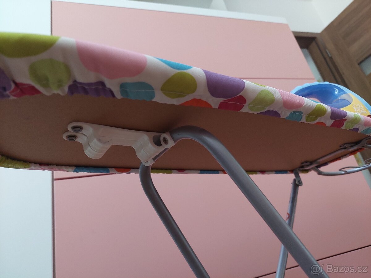 Žehlící prkno s žehličkou - 2