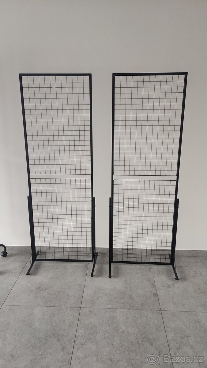 Kovový stojan s háčky - 2