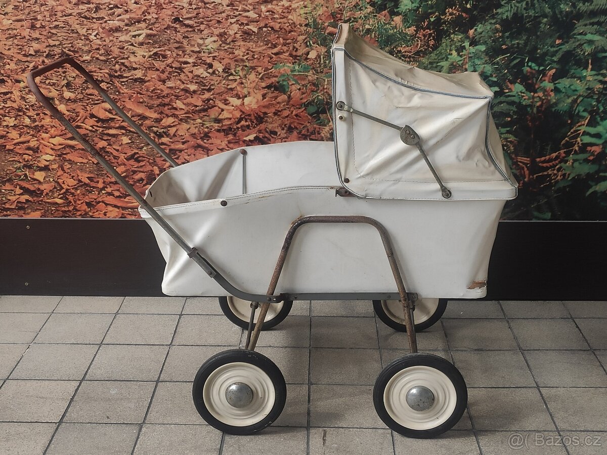 Starý dětský kočárek, panenky, hračky - 2