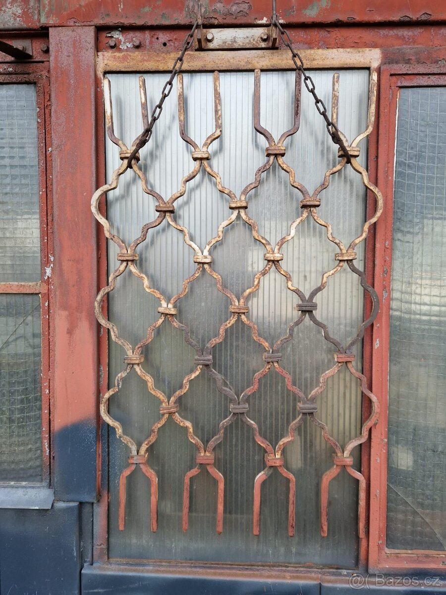 Kované masivní mříže na okna a dveře. - 2