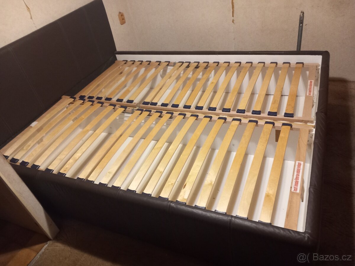 Manželská postel s koženkovým čalouněním - 2