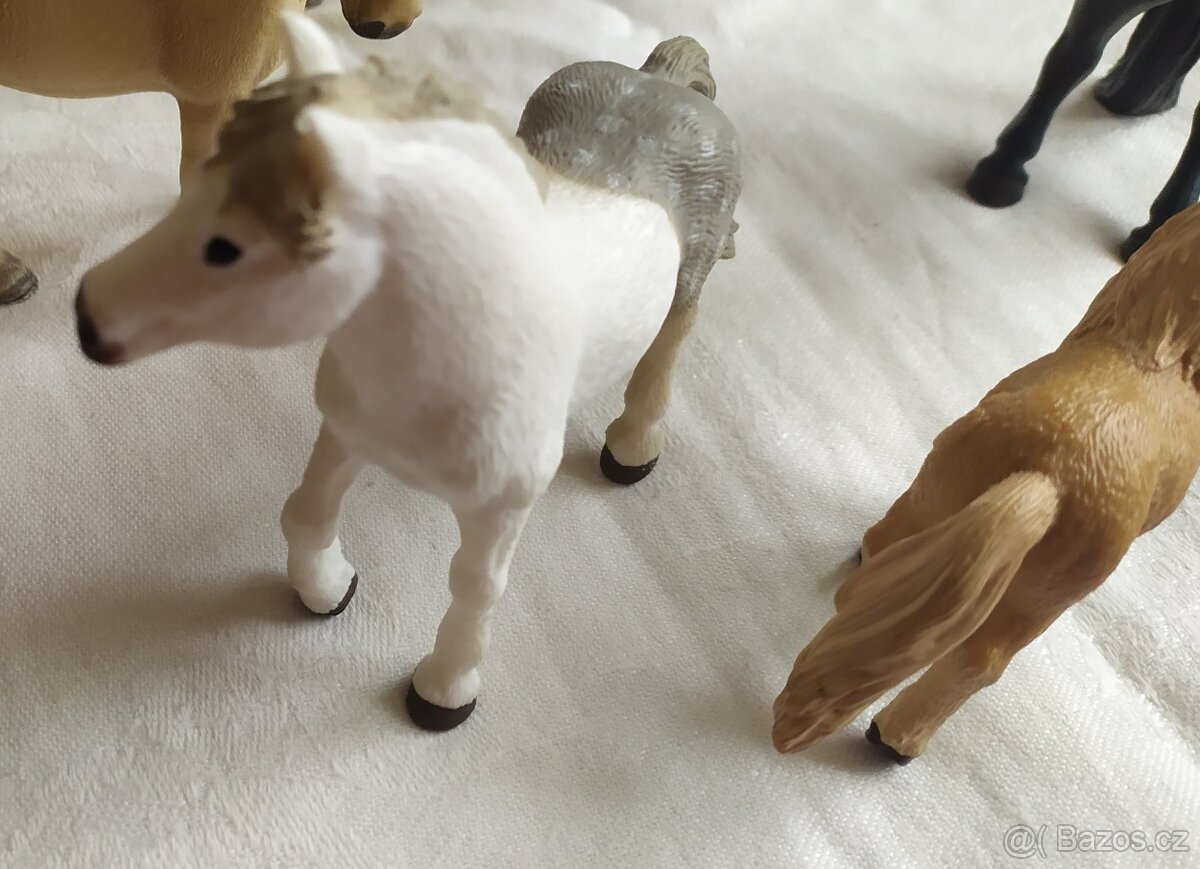 1. Koně zn. Schleich ze série Mc Donald - 2