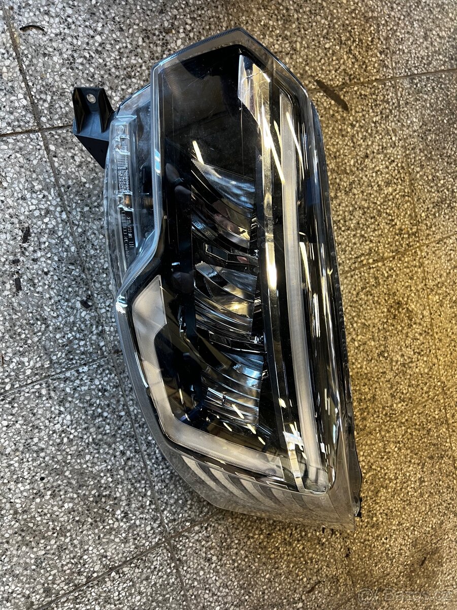 Světlomet Renault Trafic - 2