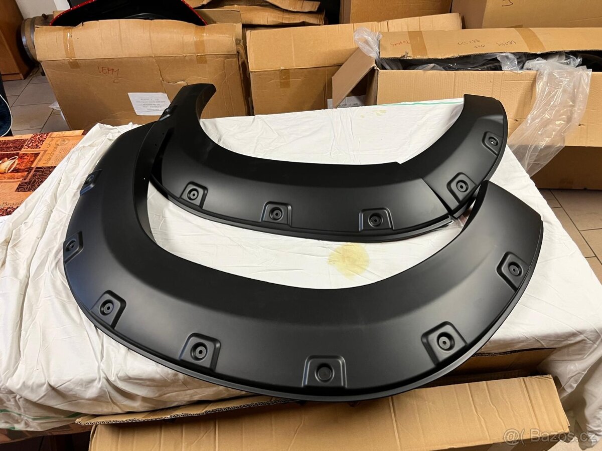 Lemy blatníků Toyota Hilux - 2