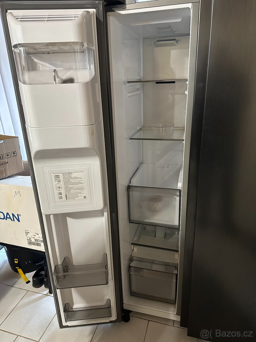 Americká lednice s mrazákem a ledovačem Samsung - 2