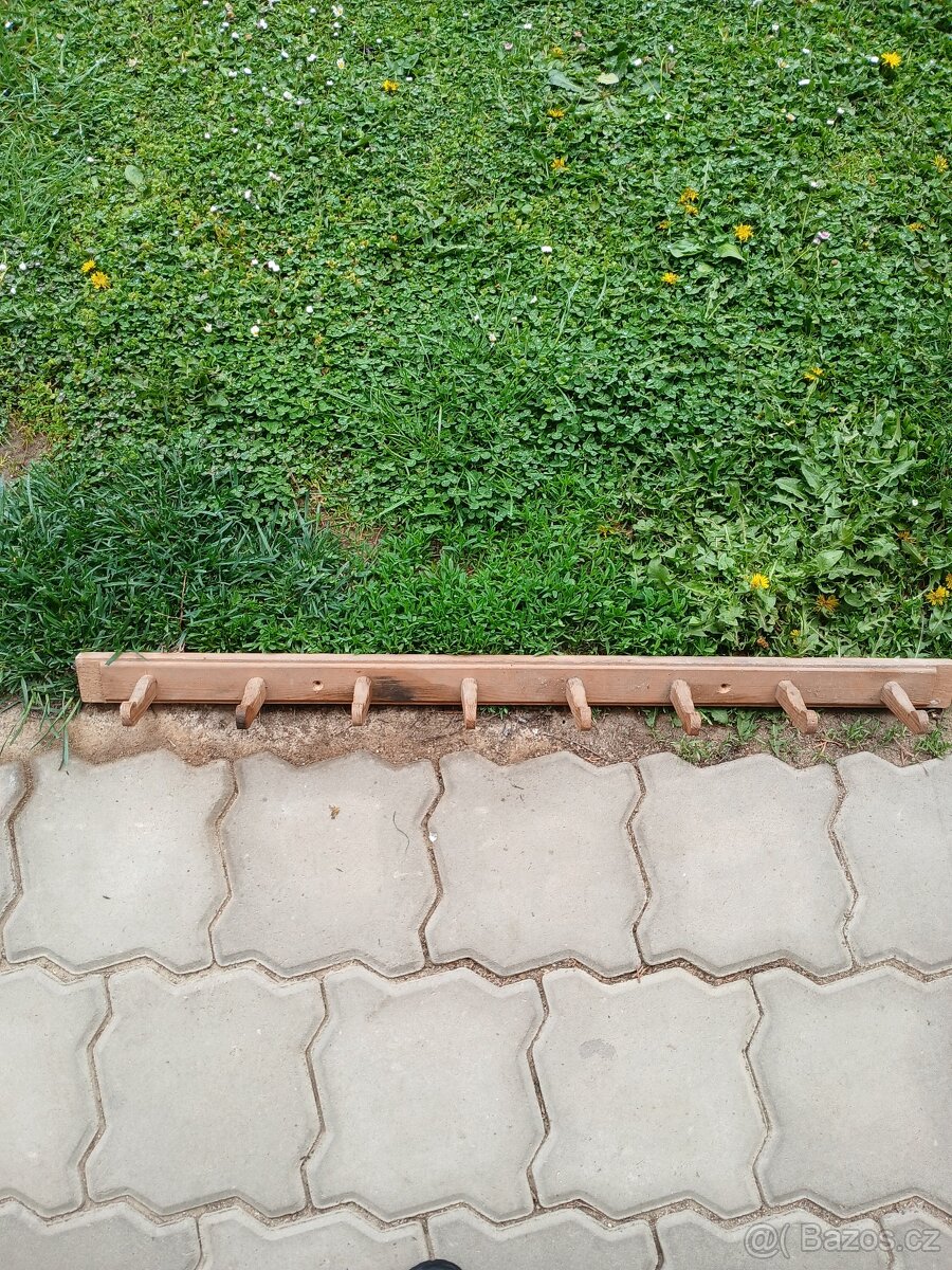 dřevěný věšák - 2