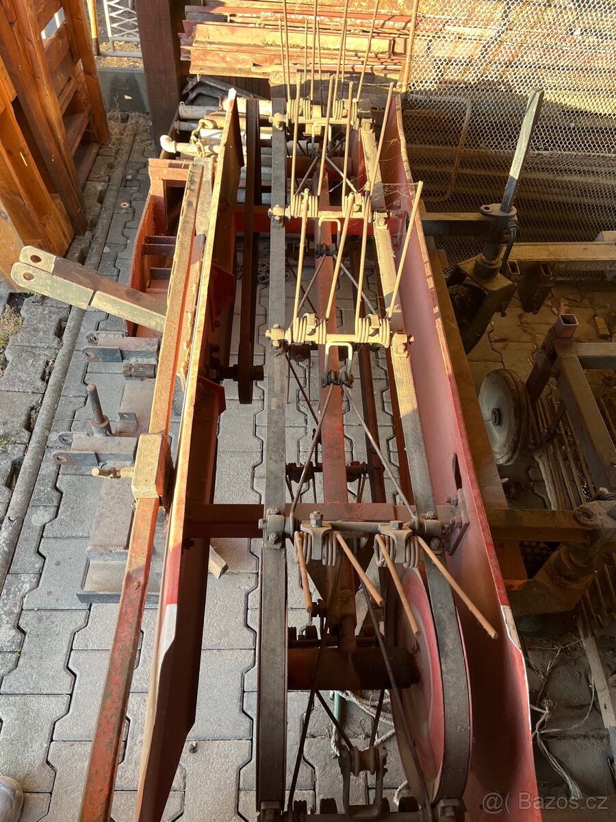 Pásový obraceč a shrnovač sena - 2