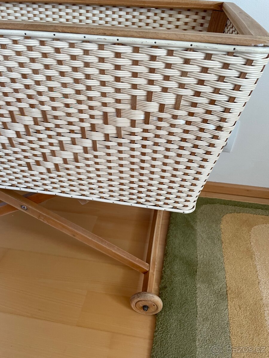 Proutěný dřevěný koš postýlka - 2