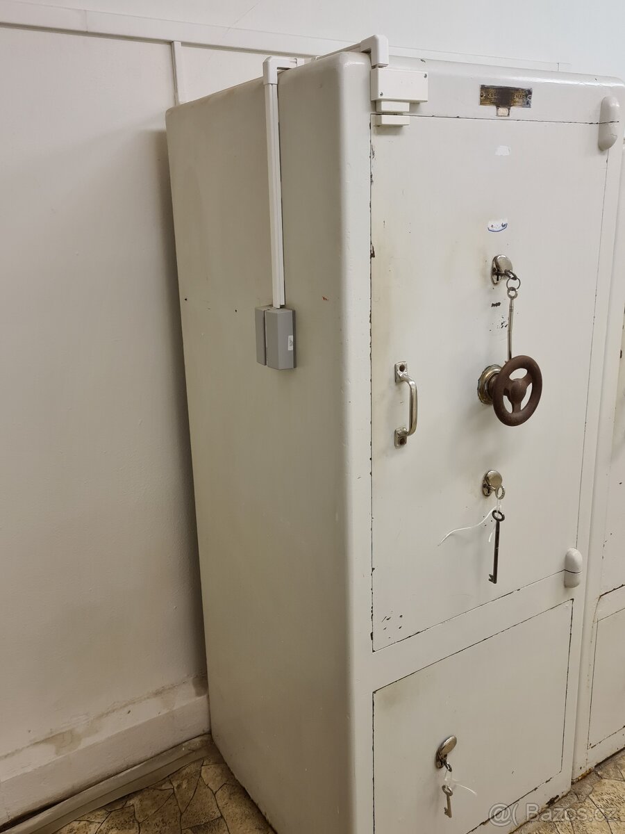 Prodám starožitný trezor č.2 - 2