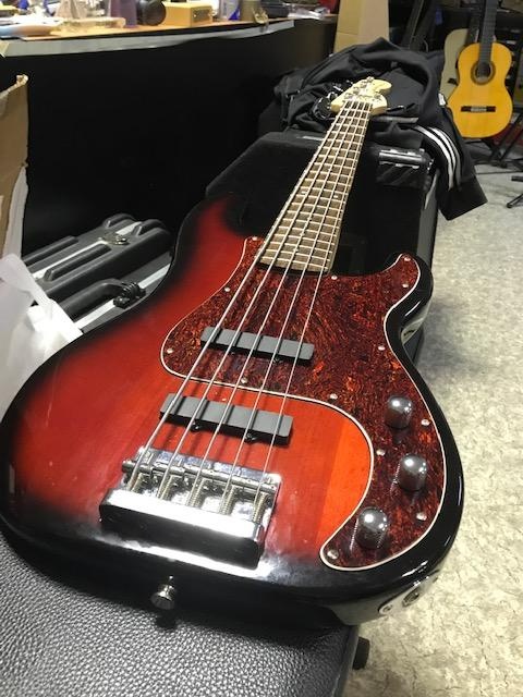 Baskytara SQUIER 4 a 5 a combo Peavey TKO, Roland atd. - 2