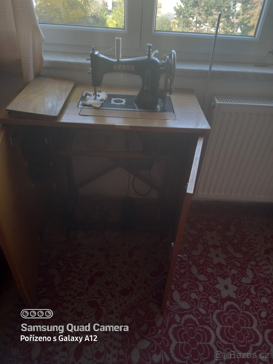 Starý šicí stroj. - 2