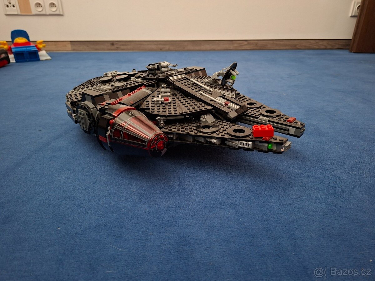 LEGO Star Wars 75389 Temný Falcon - 2