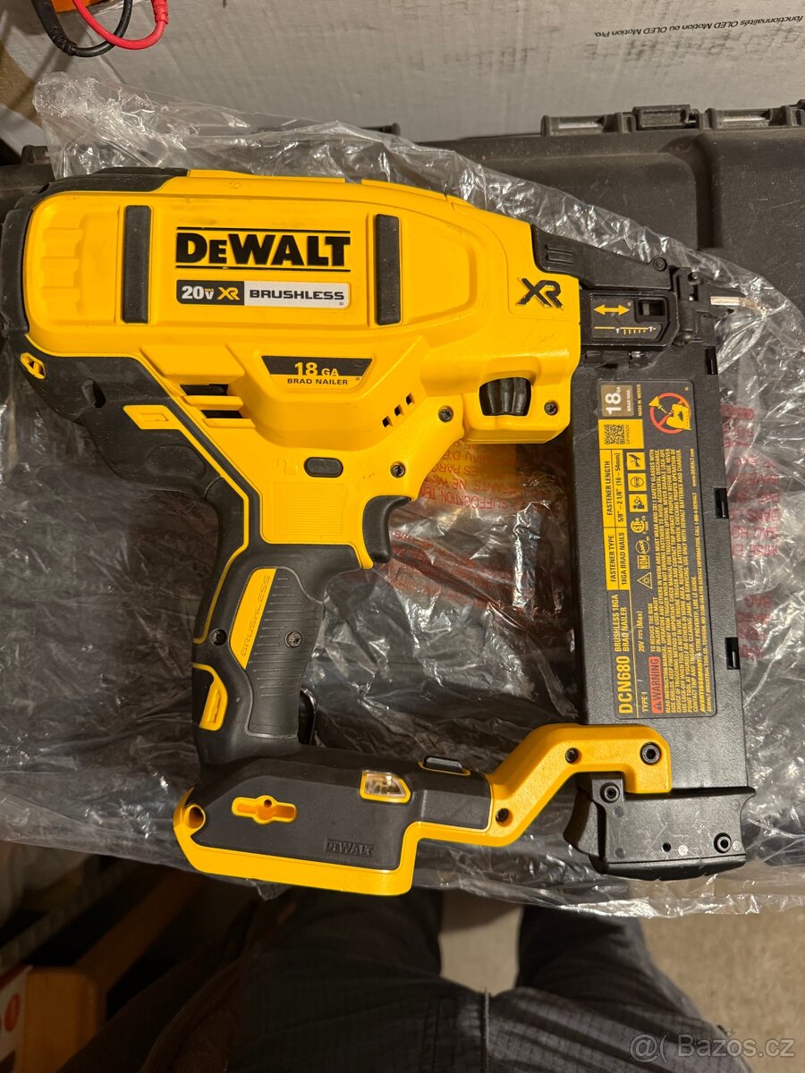 DeWALT Akumulátorová hřebíkovačka DCN680 - 2