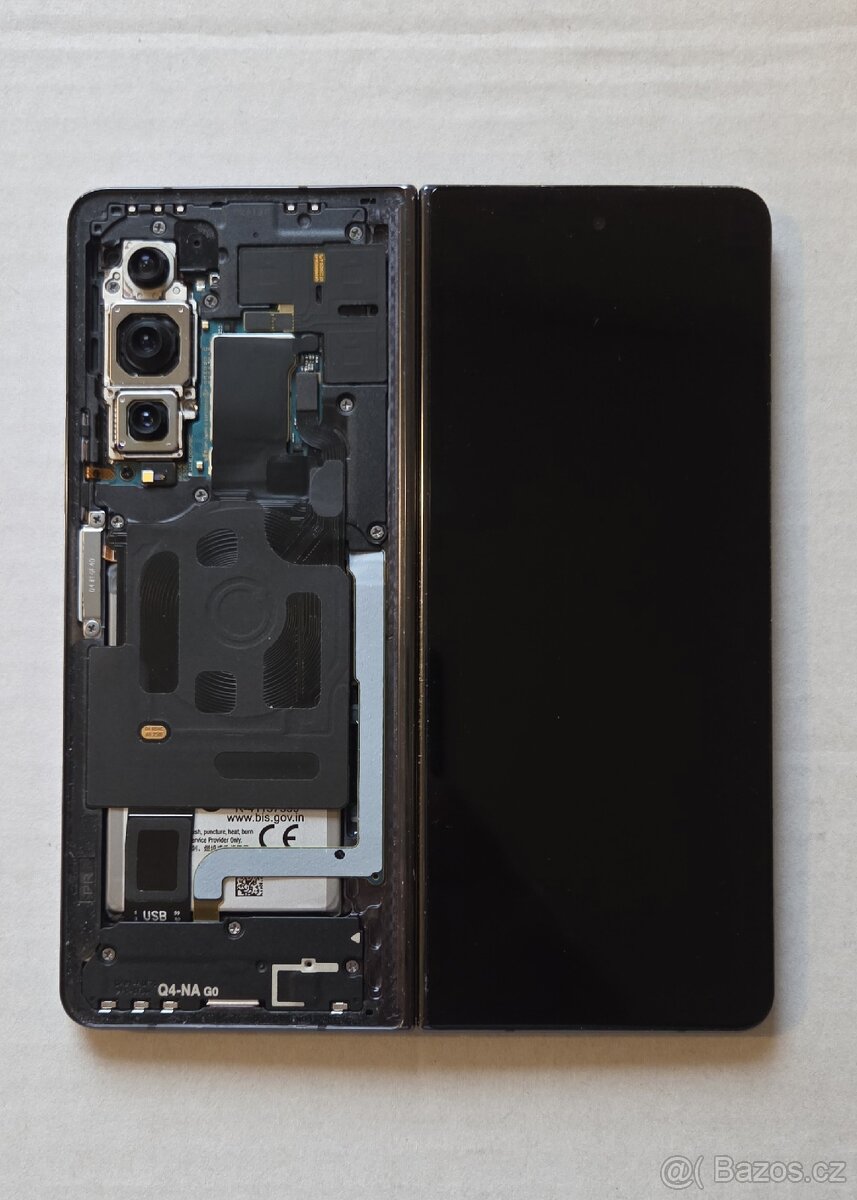 Samsung Galaxy Z Fold 4 poškozený - 2