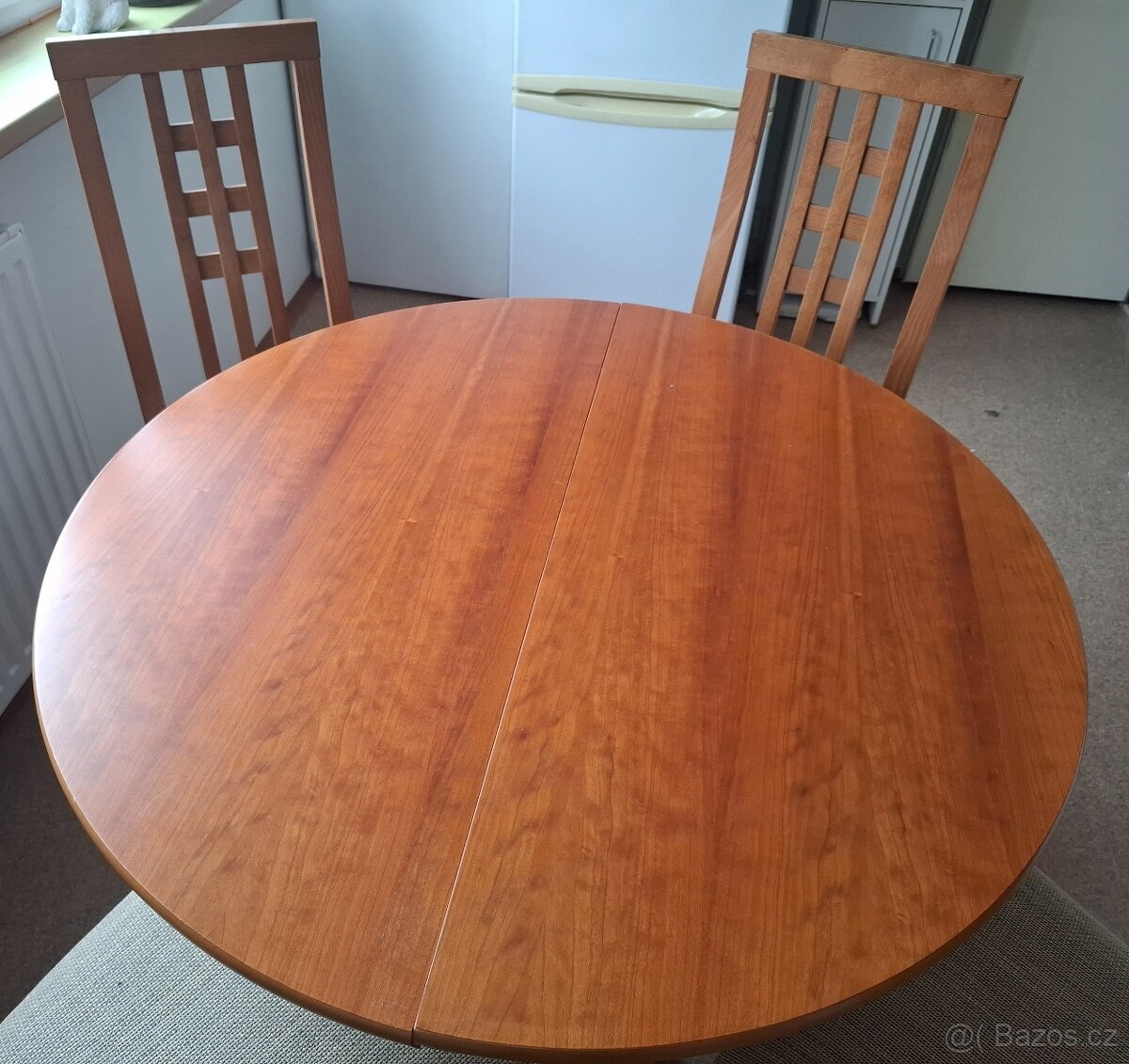 Prodám jídelní kulatý stůl, průměr 90 cm + 4 židle, velmi pě - 2