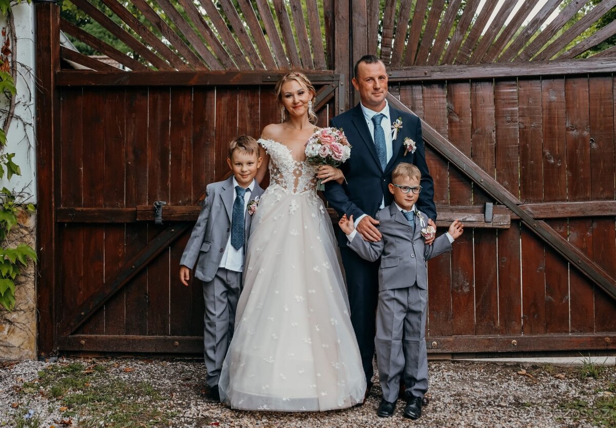 Prodám svatební šaty cena dohodou - 2