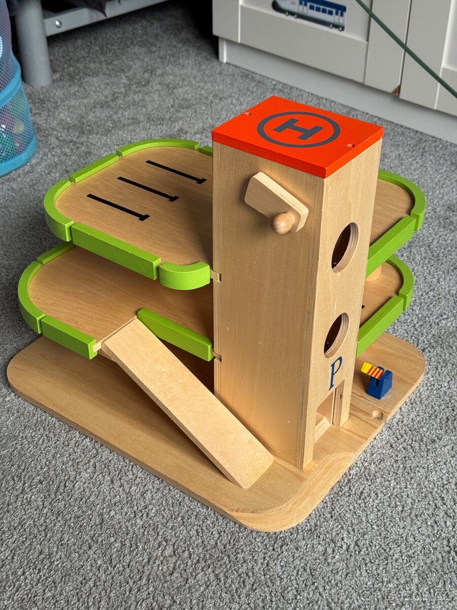 Garáž dřevěná pro vláčkodráhu - 2