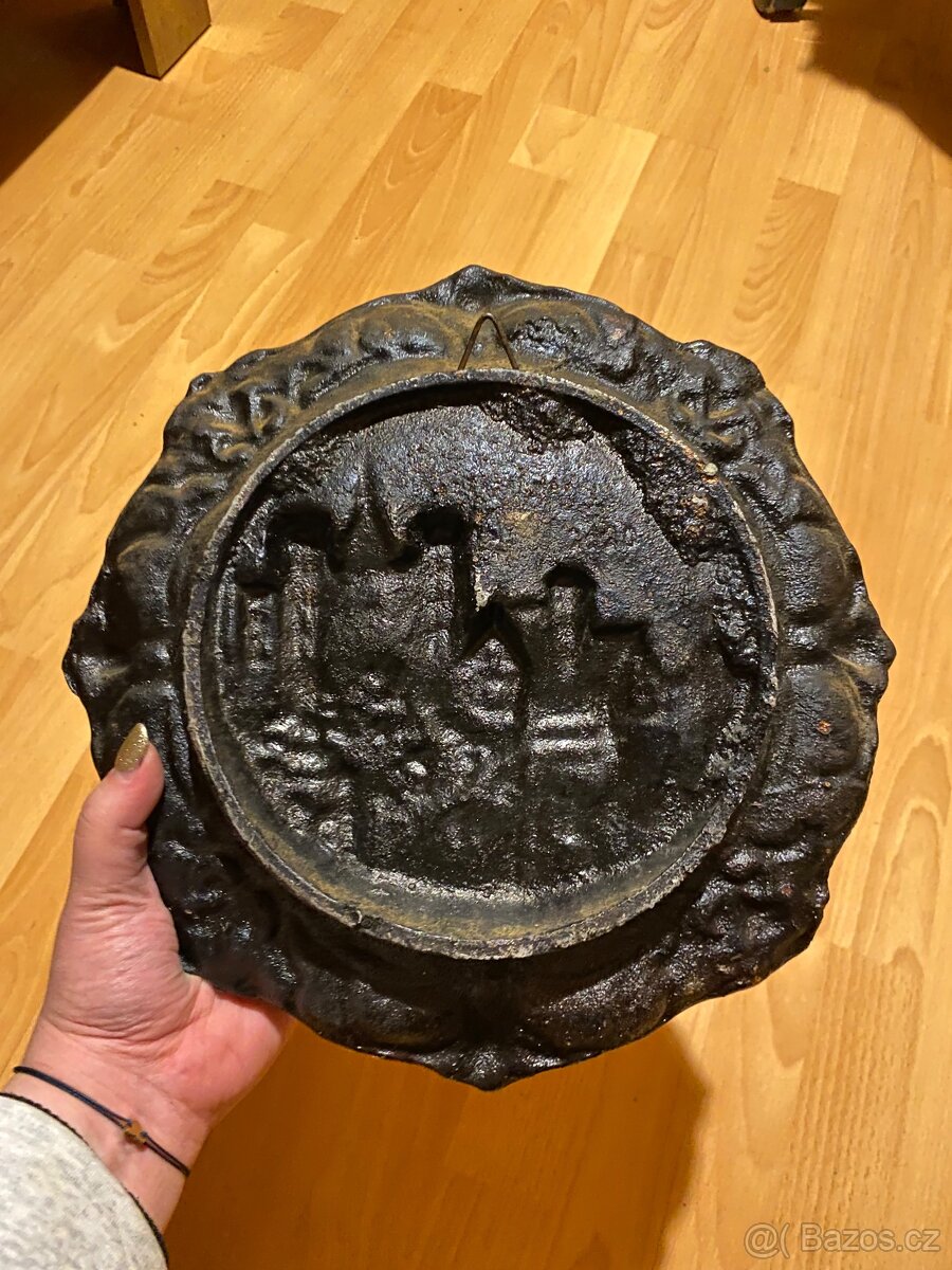 Nástěnný talíř s plastikou - 2