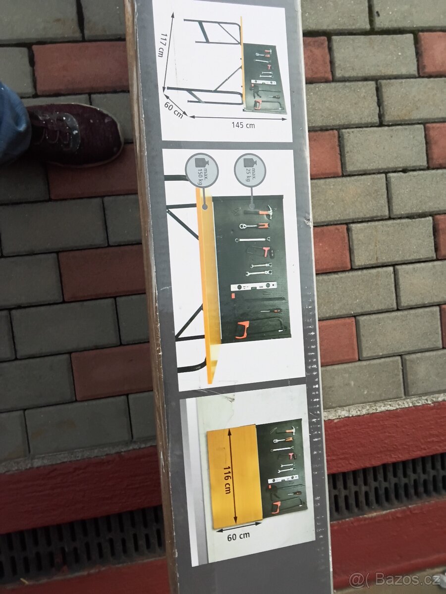 Pracovní stůl. - 2