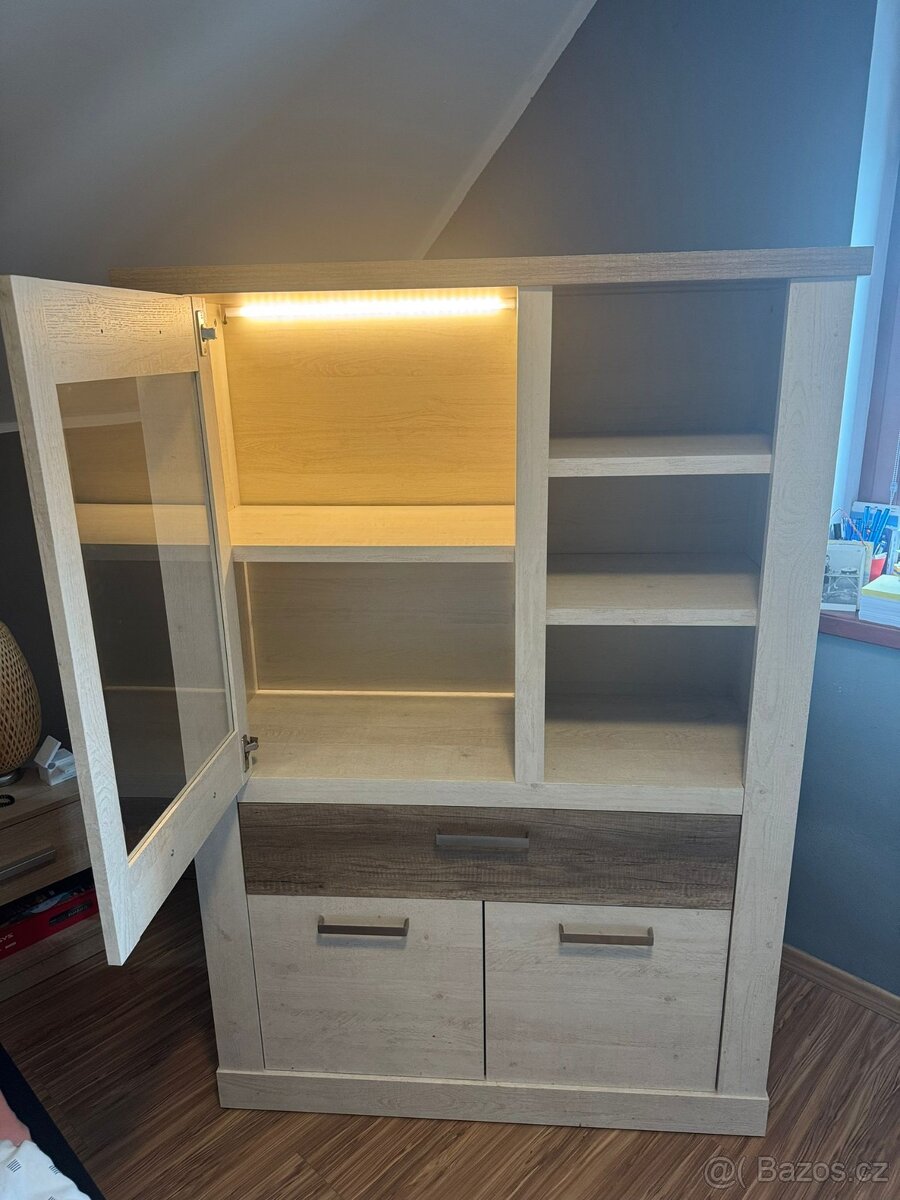 Kvalitní obývákovou vytrínu - 2