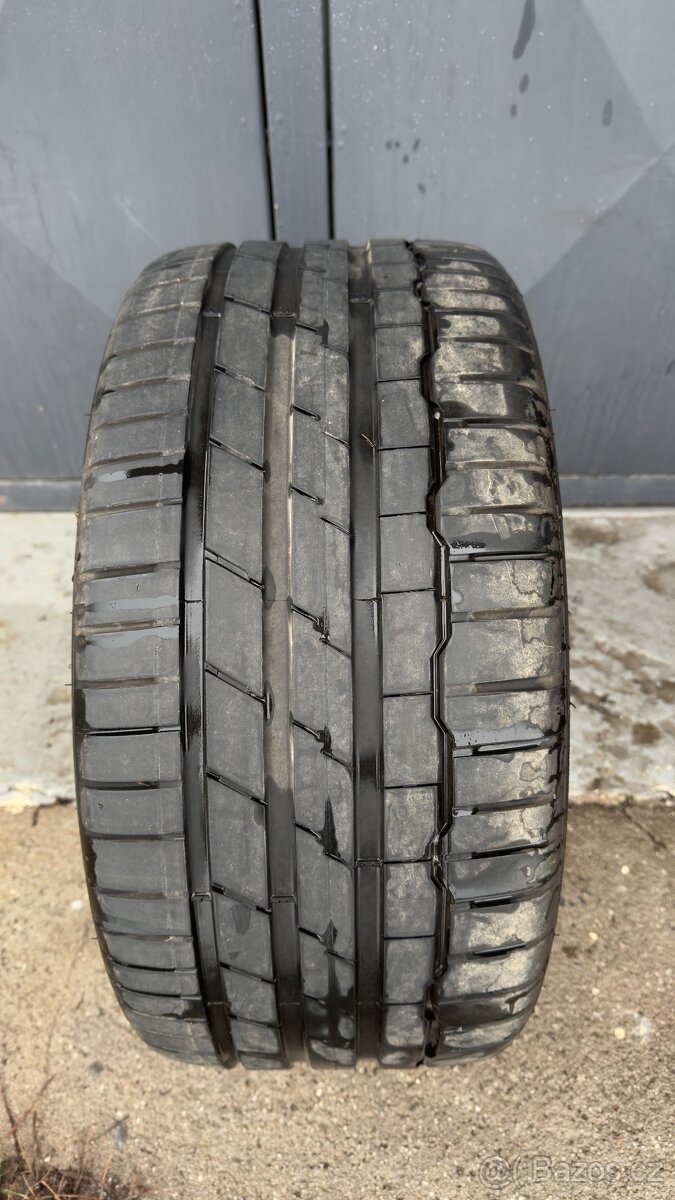 2x Hankook 255/35/18 / 2x Nokian 225/40/18 - 2