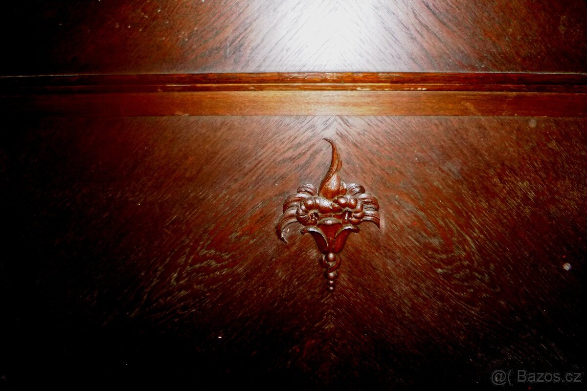 1.REPUBLIKA-STARÁ ČELA POSTELÍ S ERBY - 2