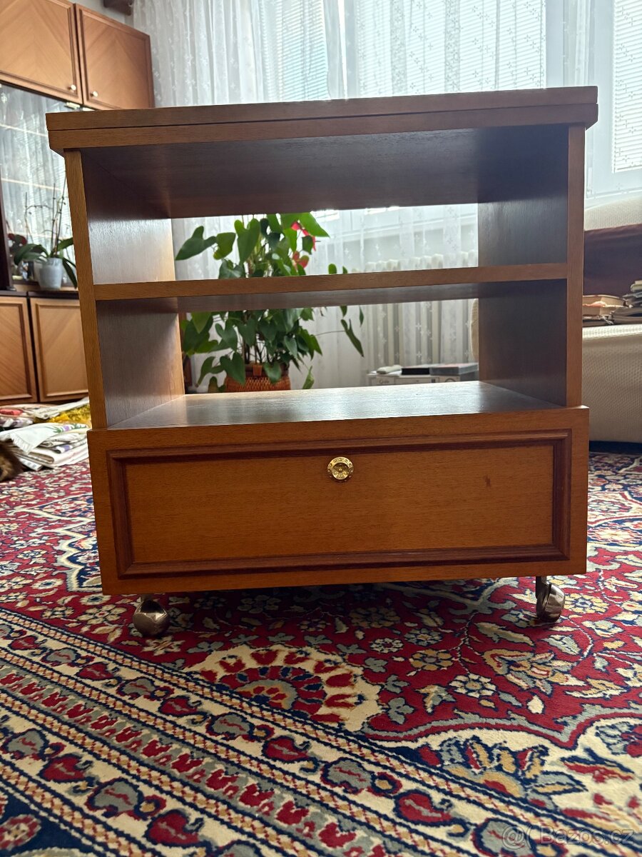 Skříňka s otočnou vrchní deskou - 2