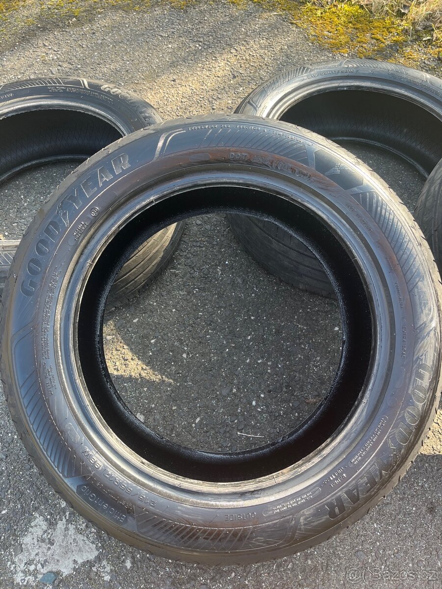 Letní pneu goodyear 215/55 R17 - 2