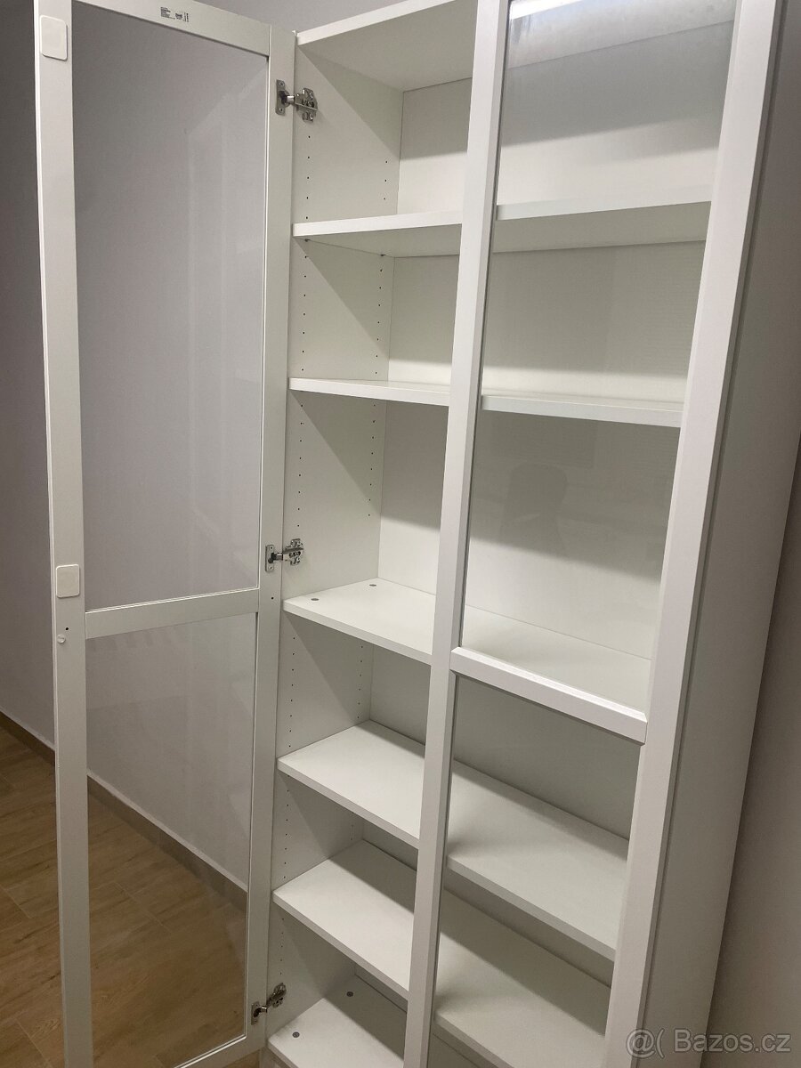 Bílá prosklenná skříň - 2