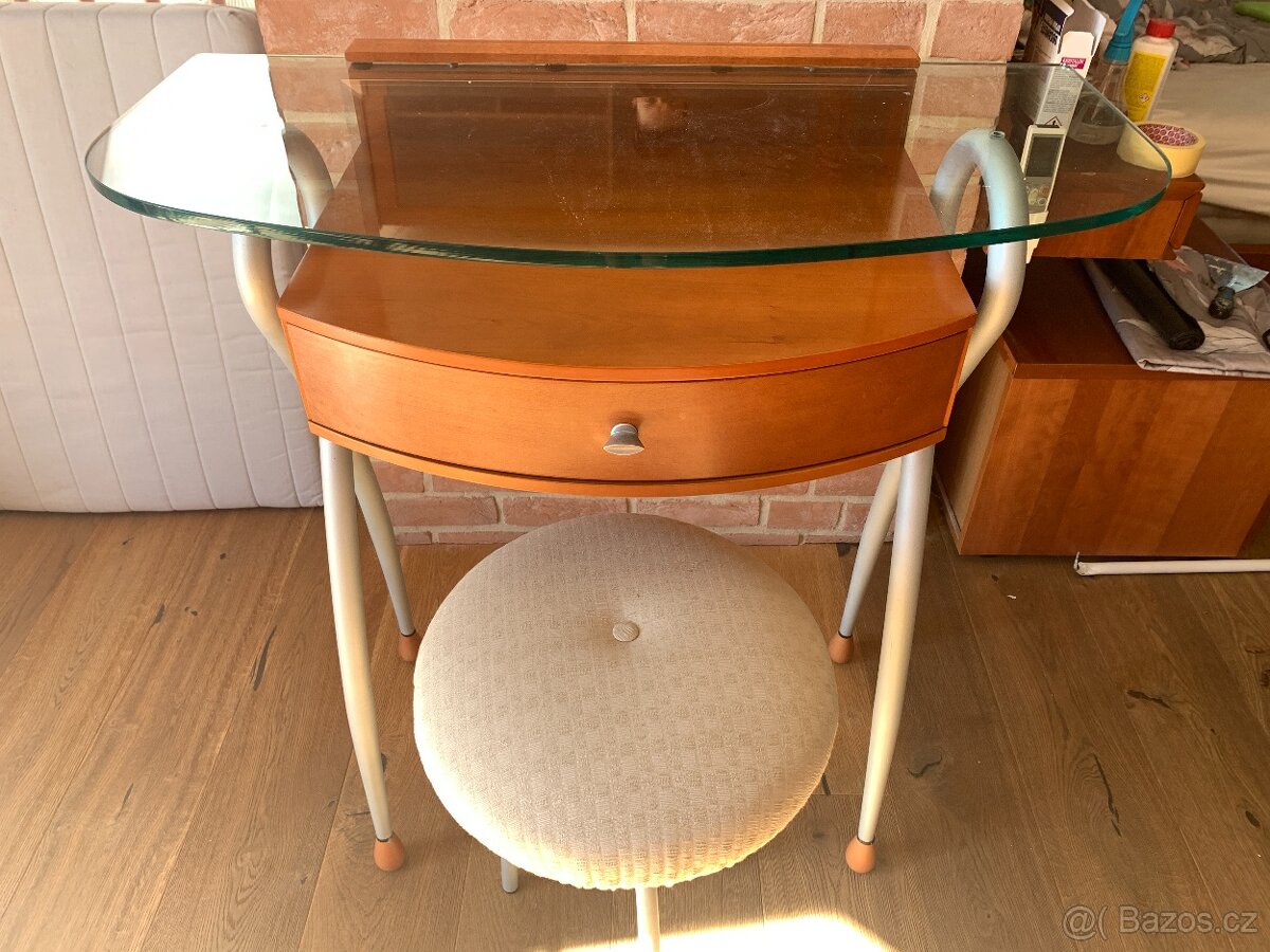 Kosmetický stolek - 2