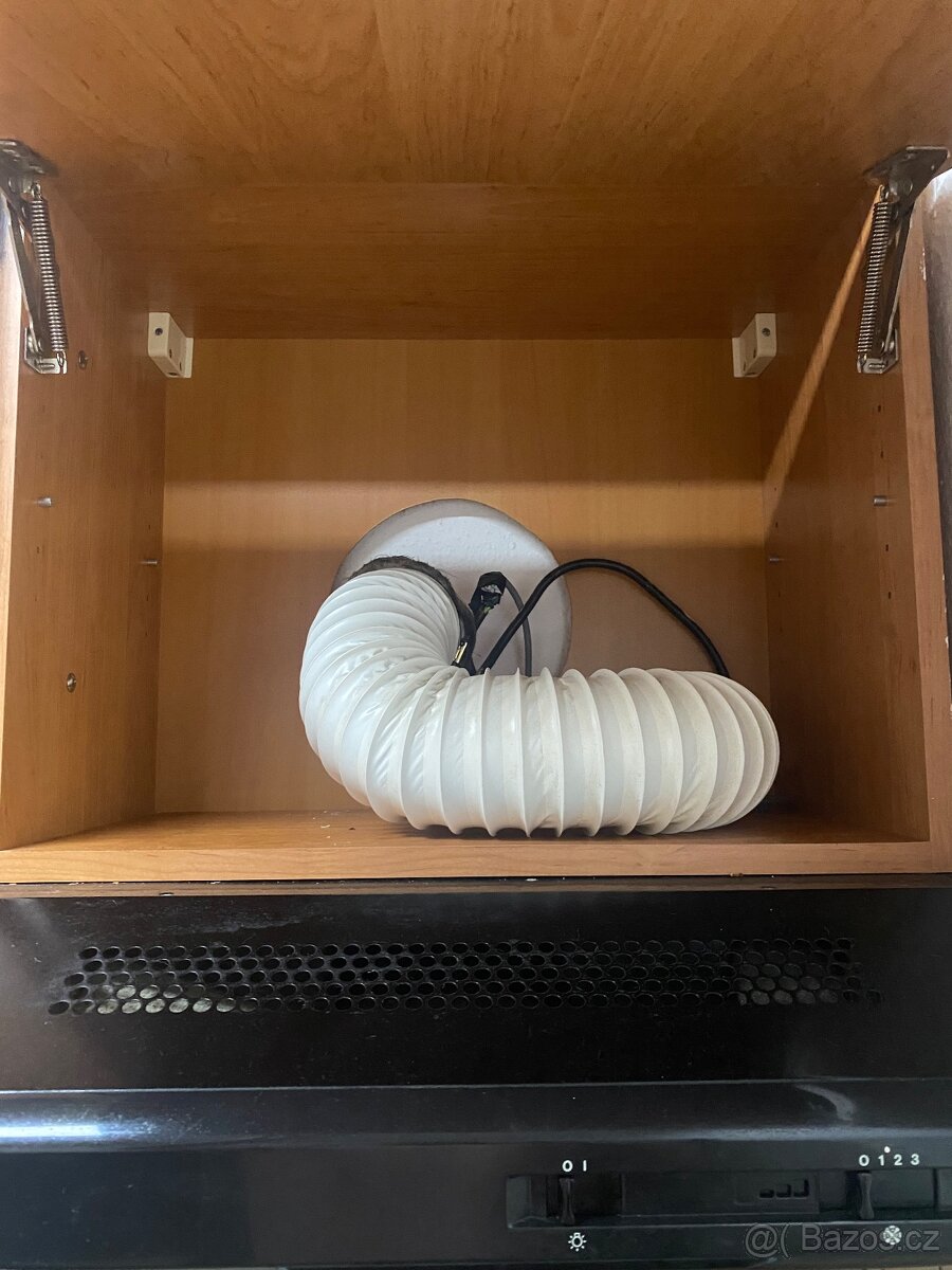 Horní kuchyňská skříňka + digestoř - 2