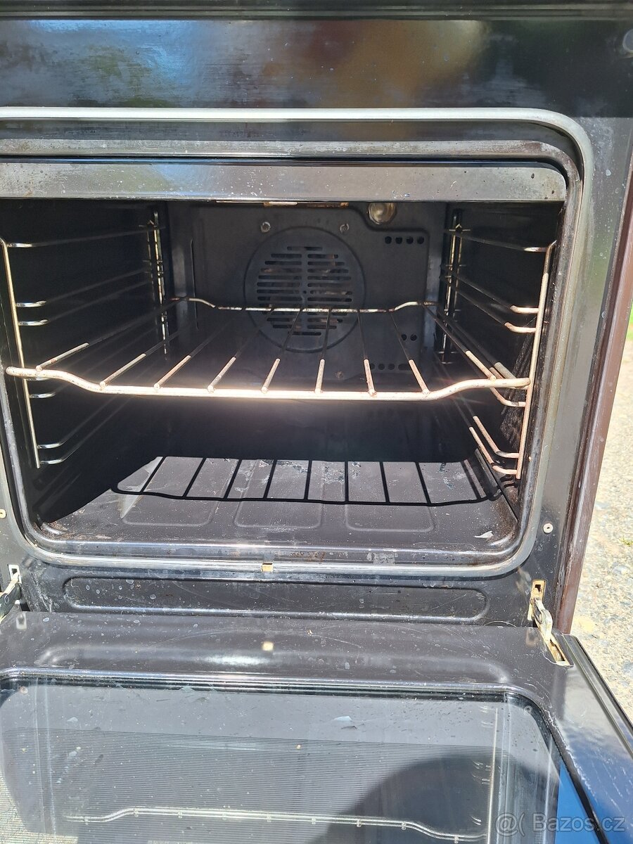 Elektrický sporák Mora na 220.v - 2