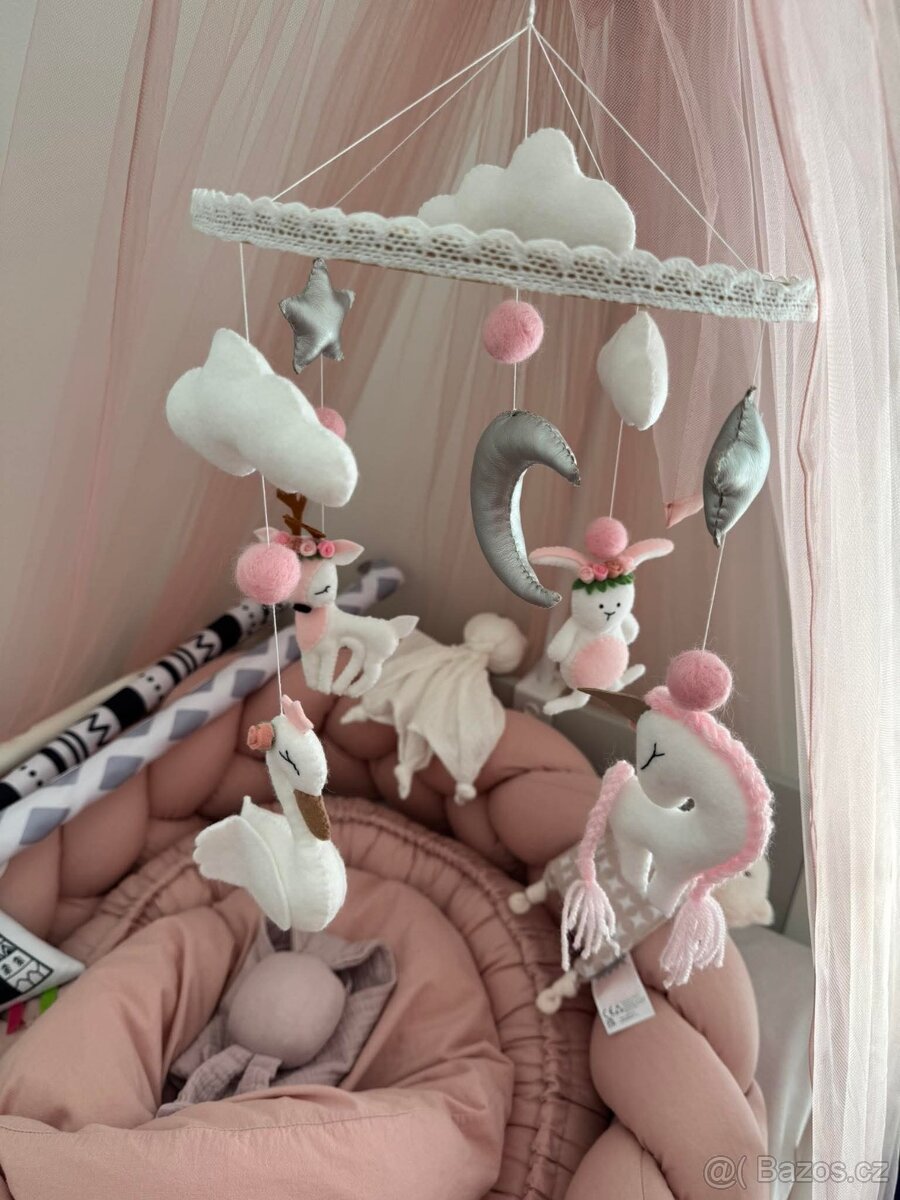 Kolotoč nad dětskou postýlku - 2