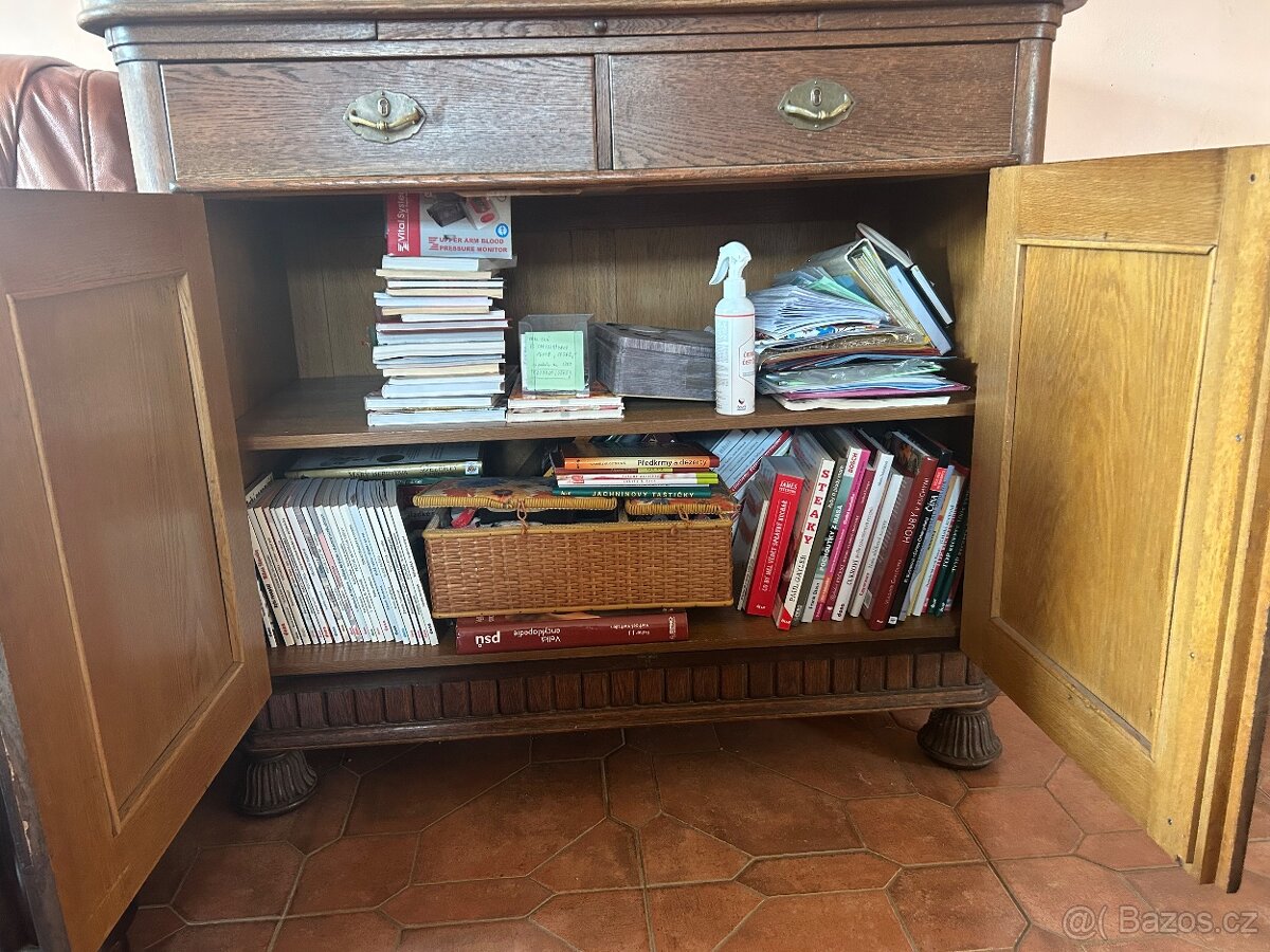 Set starožitného nábytku a hodiny pendlovky Suchý - 2