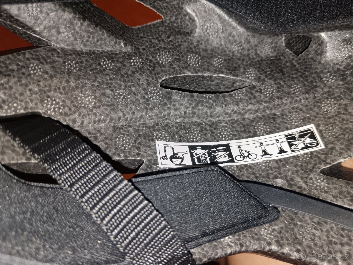 Prodám úplně nová cyklistická helma Met Rivale - 2