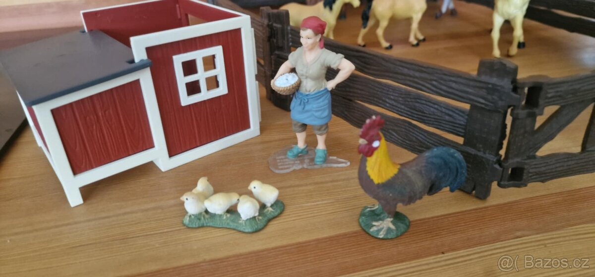 VYŠŠÍ KONĚ S OHRADOU, KURNÍK, SLEPICE, KOHOUT, HOSPODÁŘ - 2