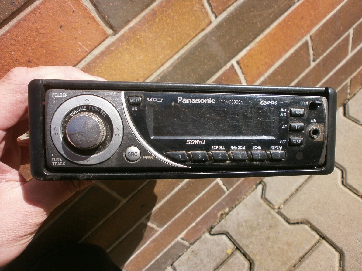 Autorádio PANASONIC CD+MP3+AUX odklápěcí panel. - 2
