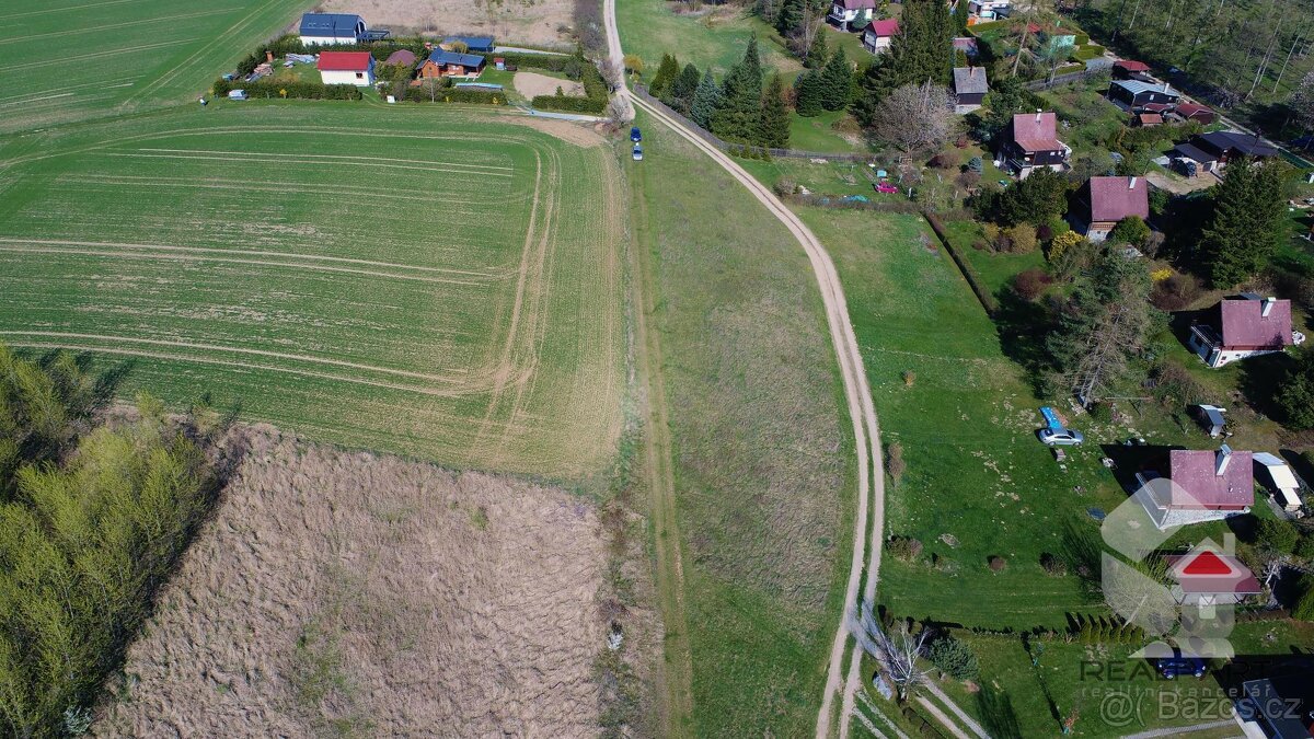 Nabízíme na prodej stavební pozemek v rekreační oblasti obce - 2