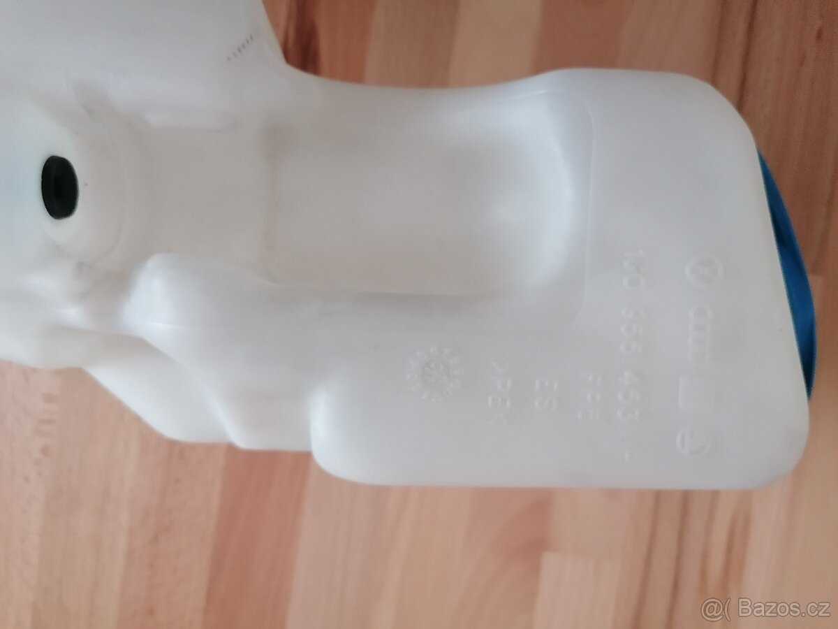 Nádoka ostřikovače stěračů - 2