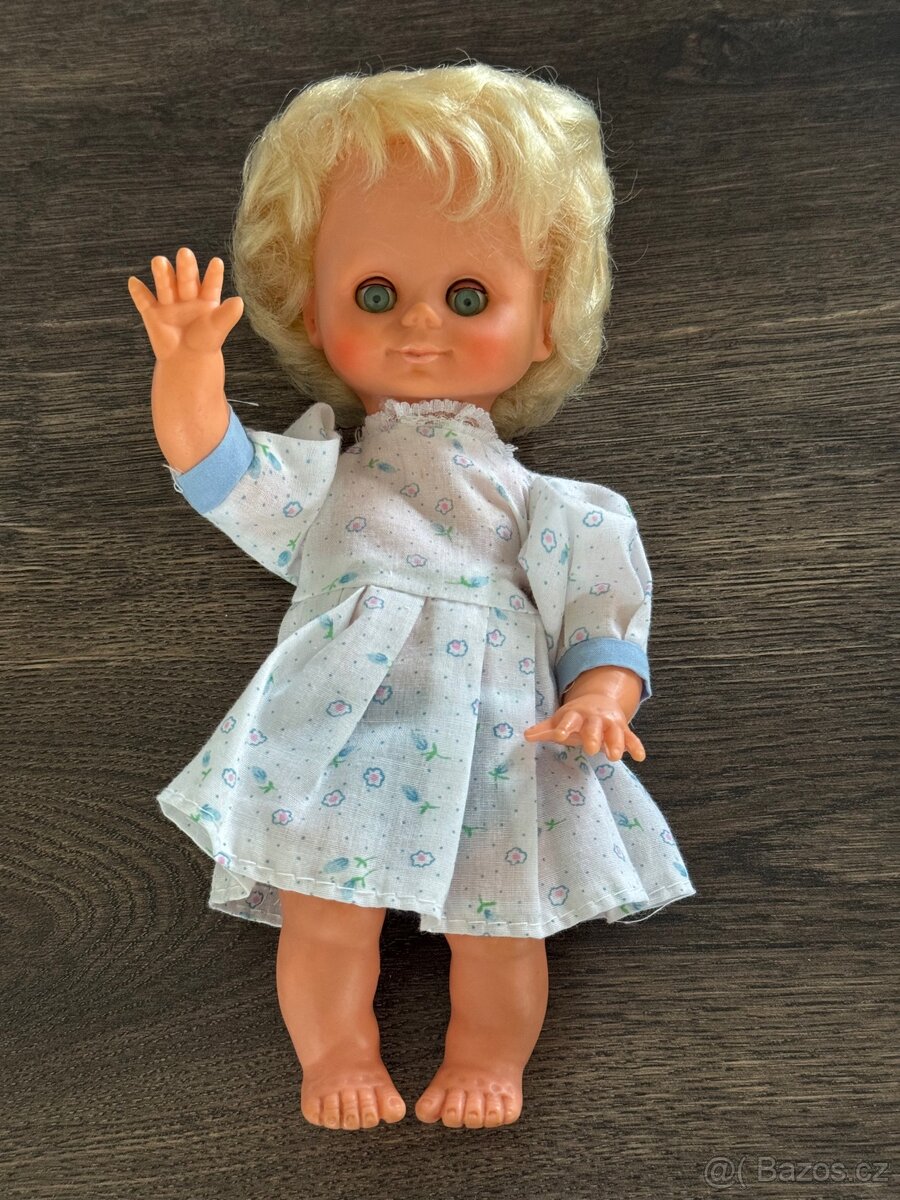 Retro panenka mrkací - 2