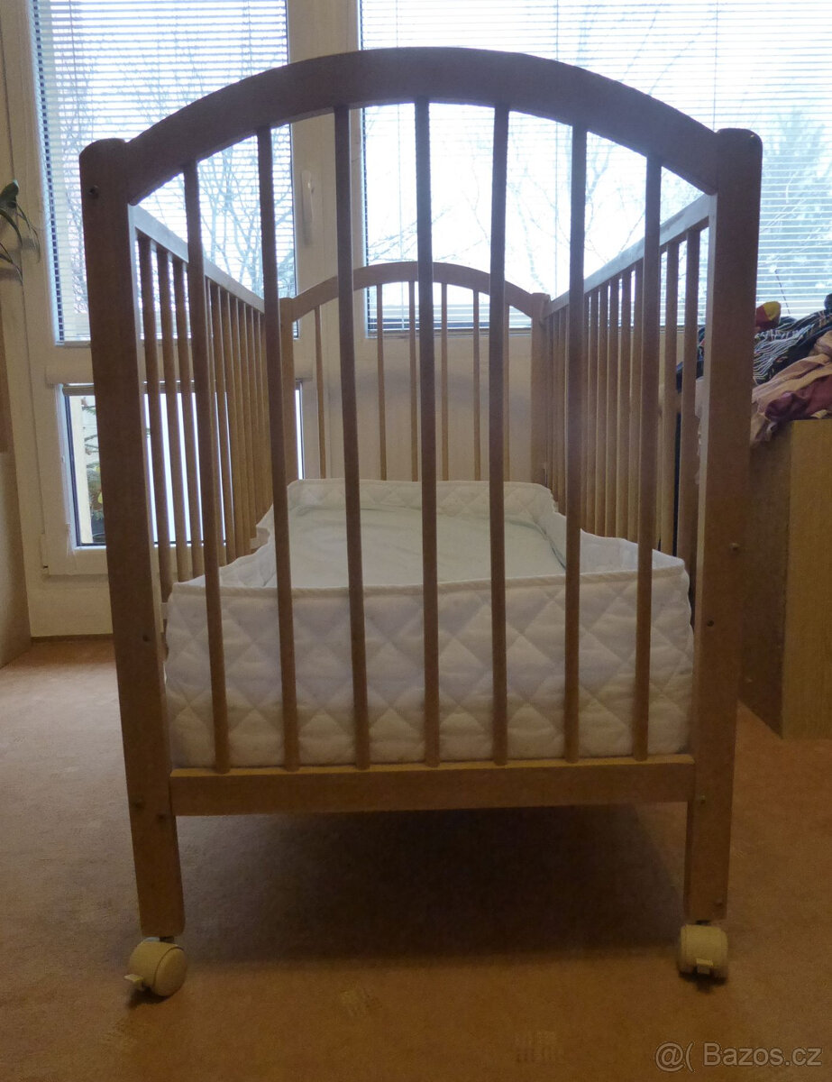 Dřevěná dětská postýlka na kolečkách - 2