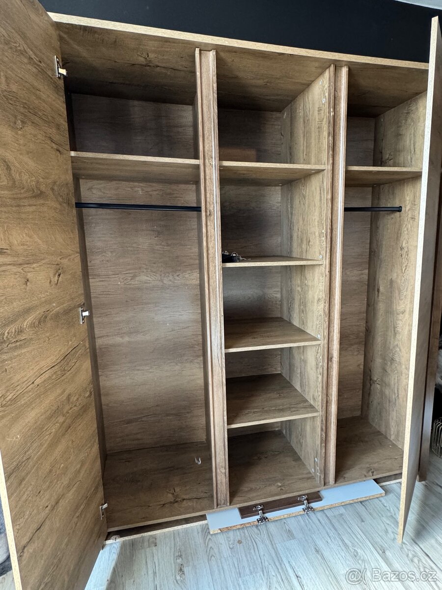 Šatní skříň - 2