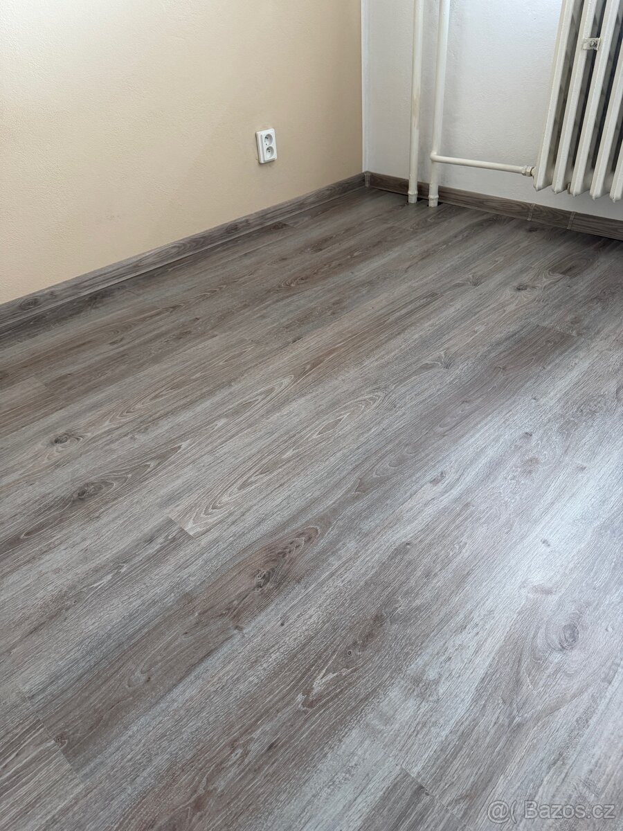 Šedá plovoucí podlaha - 2