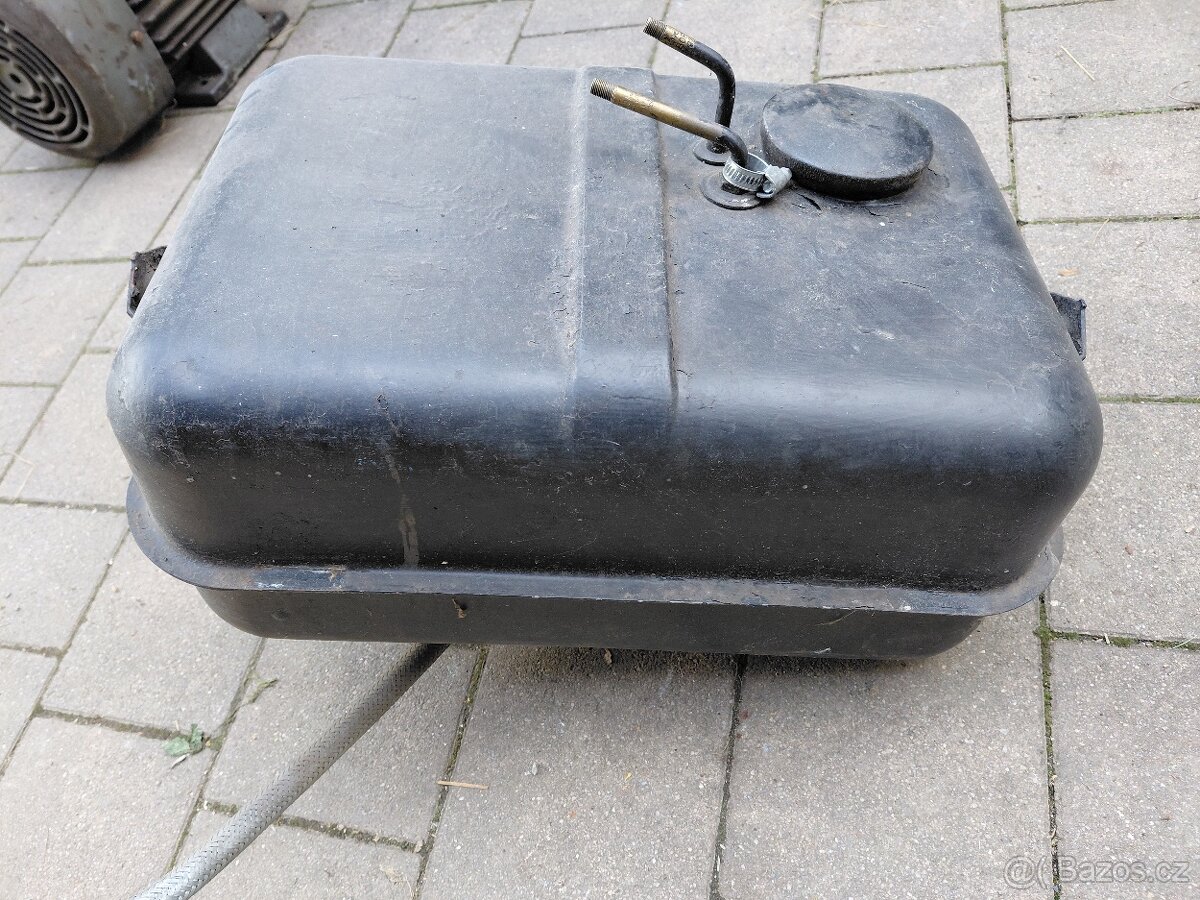 Benzínová nádrž trabant - 2