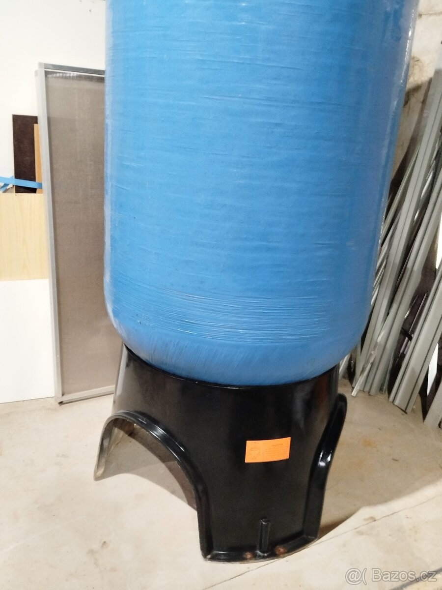 Nádrž 1000 l na podstavci + čerpadlo na 230 V. - 2