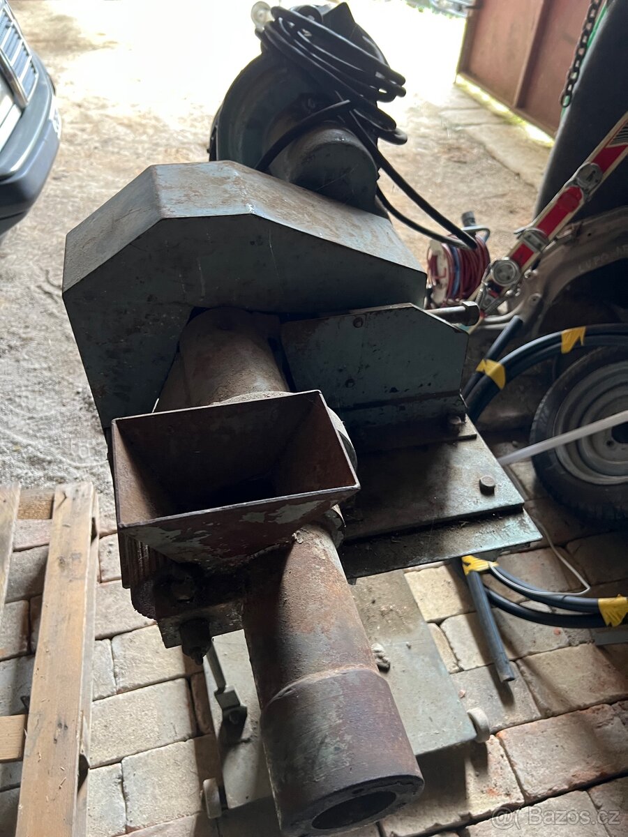 Elektromotor s převodovkou a mlýnek - 2