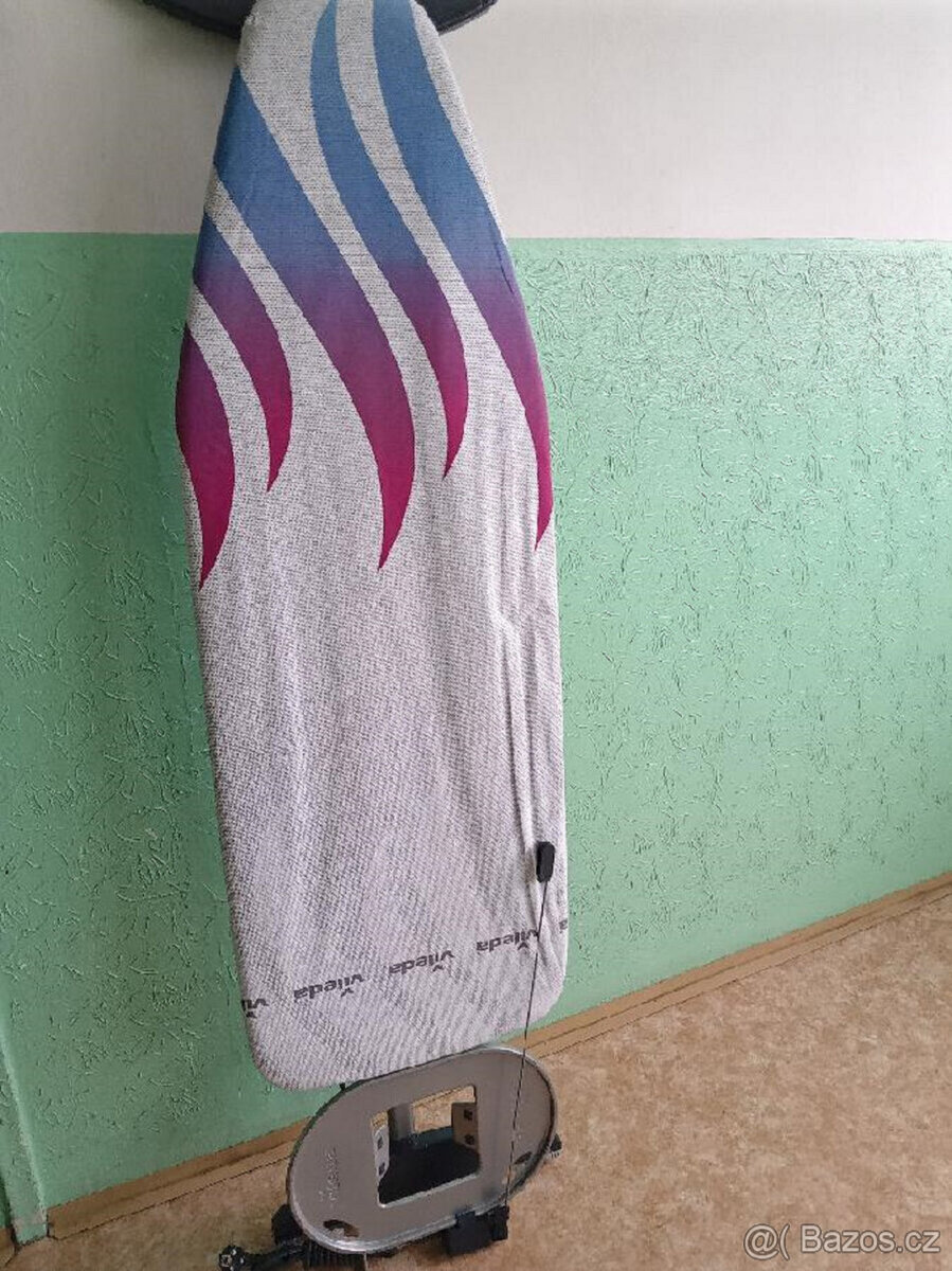 NOVÉ žehlící prkno Vileda Reflect se zásuvkou - 2