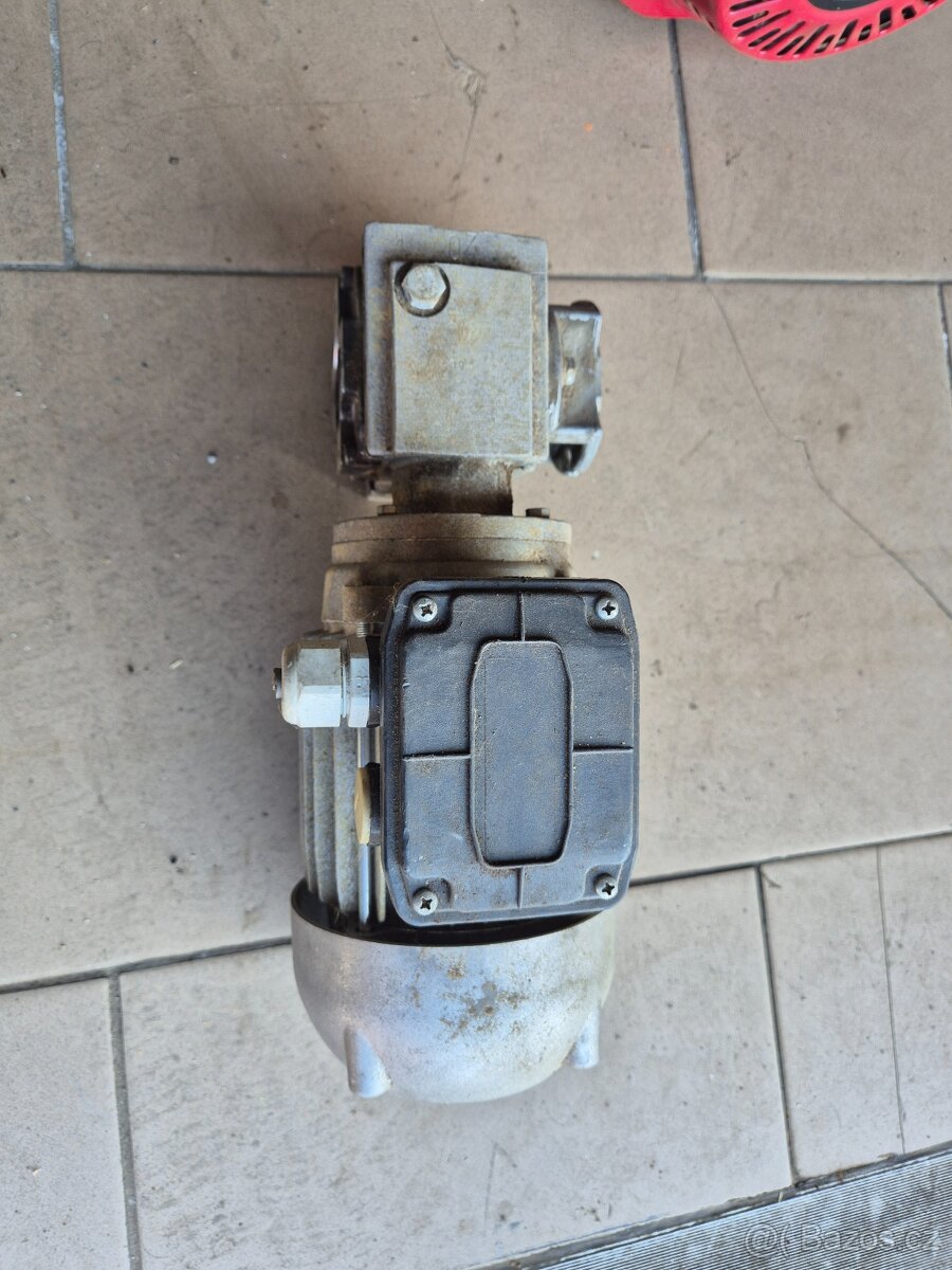 Elektro motor s převodovkou - 2