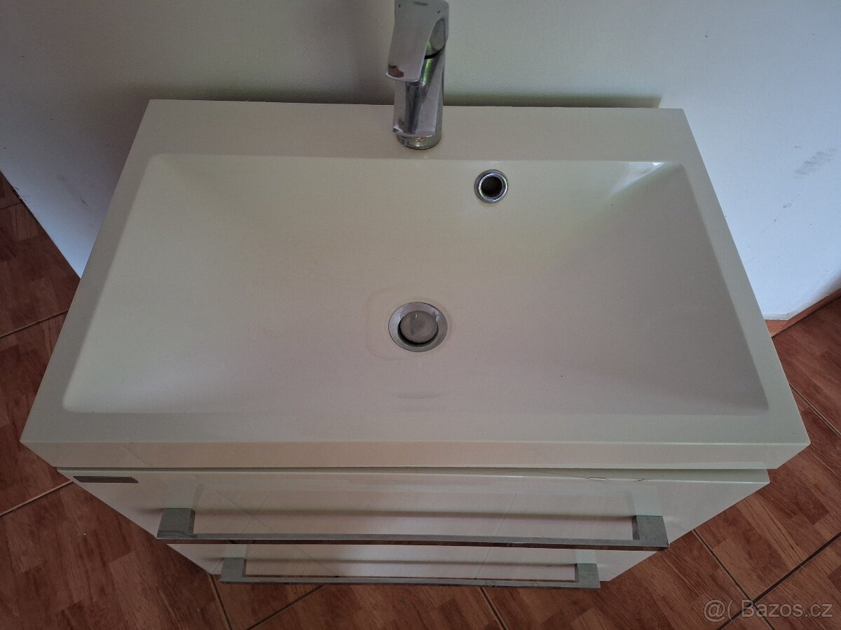 Koupelnová závěsná skříň - 2