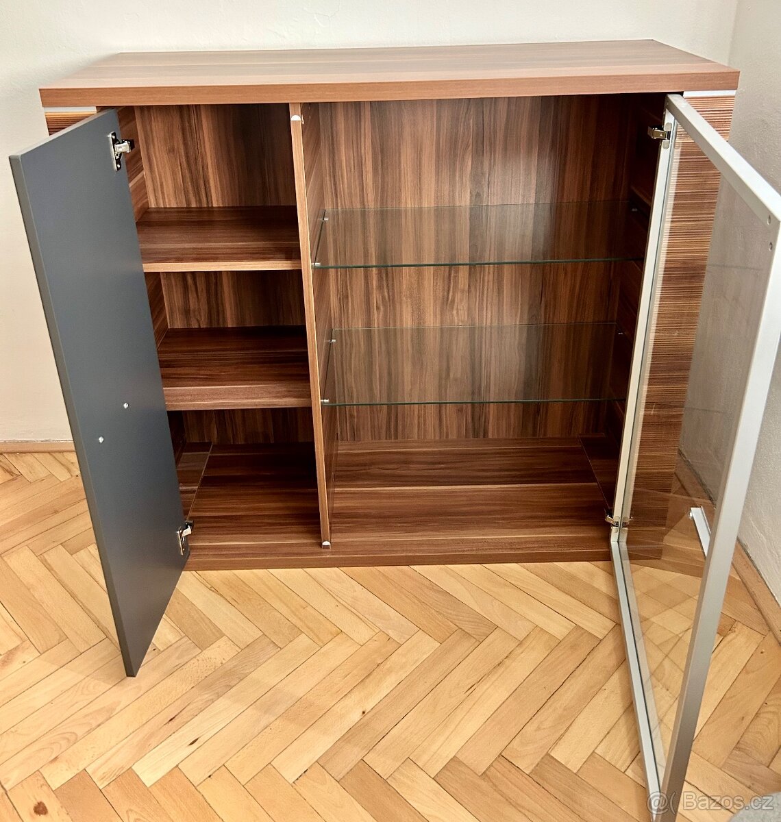 Prosklená skříňka - 2